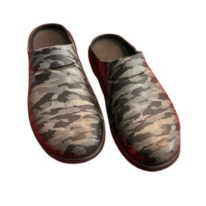 Oofos Camo Recovery Clogs M9 W11